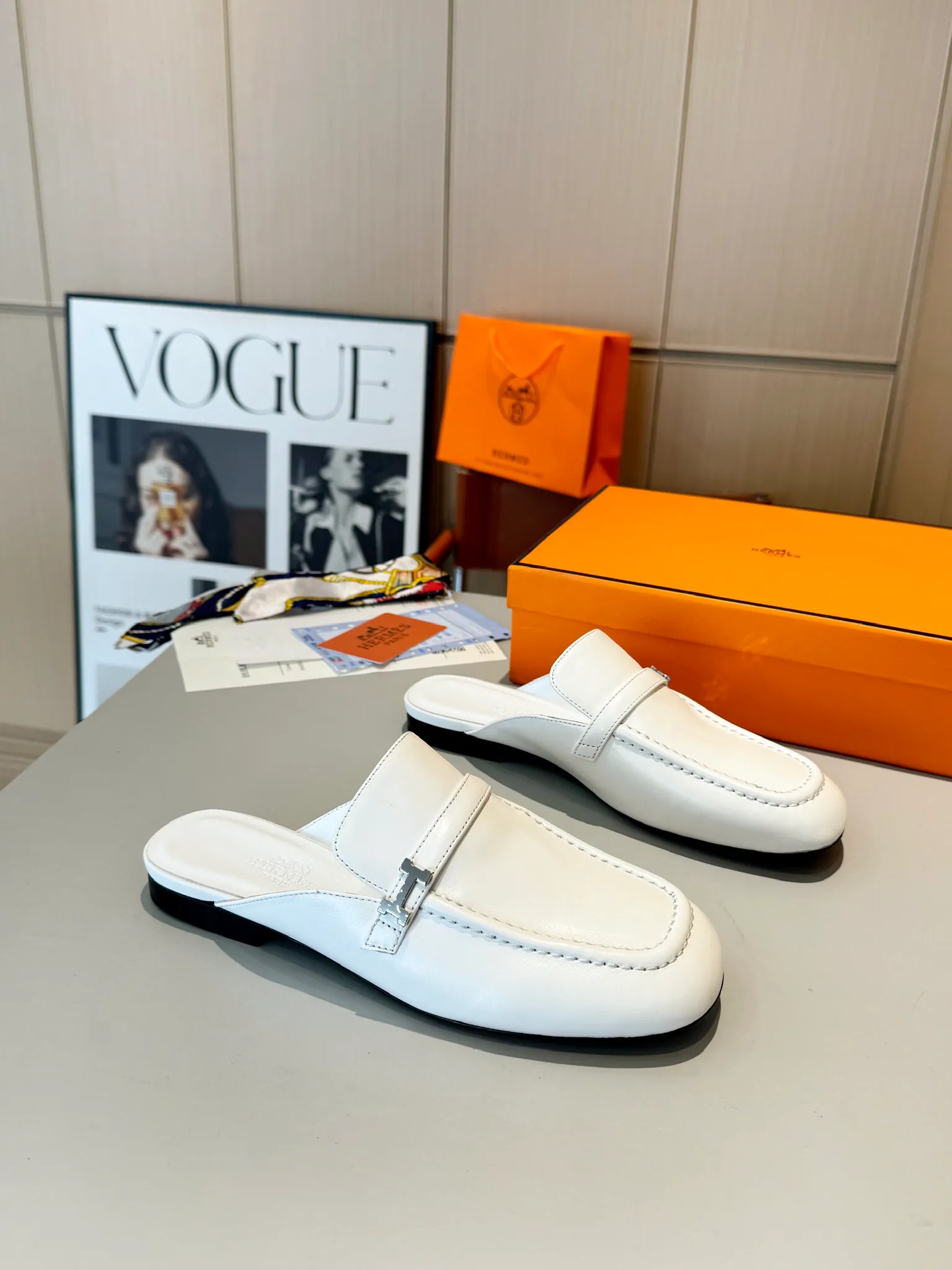 👟👟Ex-factory price 520👟👟 Hermes Groupie square-toe H-buckle mules, half-drag high heels and flat heels; the foot feel at the counter is invincible, groupie Mule shoes are made of h-buckle canvas and calfskin with mini silver Paris shoe buckles and contrasting piping. They are super beautiful in real life. Upper: imported original calfskin/original molded fabric. Lining: sheepskin. Outsole: Italian genuine leather outsole. Original packaging. Heel height: 5cm and 2 types of flat heel. Size: 35-41 (customized in size 42). Color: 6 colors.